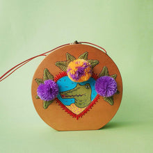 Load image into Gallery viewer, spisidda design borsa di legno artigianale fatta e dipinta a mano con andy trema il coccodrillo con il rossetto
