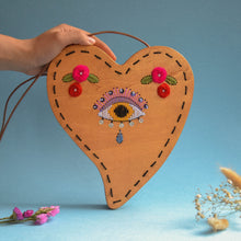 Carica l&#39;immagine nel visualizzatore di Gallery, spisidda design borsa di legno artigianale o cuore mio

