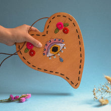 Carica l&#39;immagine nel visualizzatore di Gallery, spisidda design borsa di legno artigianale o cuore mio
