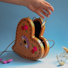 Carica l&#39;immagine nel visualizzatore di Gallery, spisidda design borsa di legno artigianale o cuore mio
