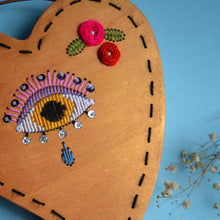 Carica l&#39;immagine nel visualizzatore di Gallery, spisidda design borsa di legno artigianale o cuore mio
