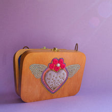 Carica l&#39;immagine nel visualizzatore di Gallery, spisidda design borsa di legno artigianale touch my heart
