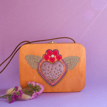 Carica l&#39;immagine nel visualizzatore di Gallery, spisidda design borsa di legno artigianale touch my heart
