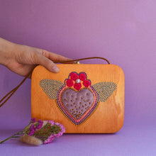 Carica l&#39;immagine nel visualizzatore di Gallery, spisidda design borsa di legno artigianale touch my heart
