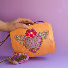 Carica l&#39;immagine nel visualizzatore di Gallery, spisidda design borsa di legno artigianale touch my heart
