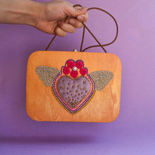 Carica l&#39;immagine nel visualizzatore di Gallery, spisidda design borsa di legno artigianale touch my heart
