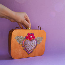 Carica l&#39;immagine nel visualizzatore di Gallery, spisidda design borsa di legno artigianale touch my heart
