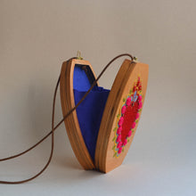 Carica l&#39;immagine nel visualizzatore di Gallery, spisidda design borsa di legno artigianale vide cor meum
