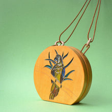 Carica l&#39;immagine nel visualizzatore di Gallery, spisidda design borsa di legno artigianale pappagallo
