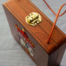 Load image into Gallery viewer, spisidda design borsa di legno artigianale giostra
