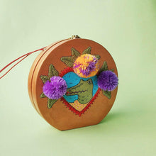 Load image into Gallery viewer, spisidda design borsa di legno artigianale fatta e dipinta a mano con andy trema il coccodrillo con il rossetto
