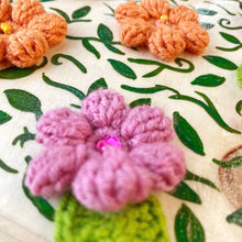 Load image into Gallery viewer, Borsa realizzata a mano con fiori all&#39;uncinetto Spisidda design
