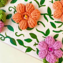 Load image into Gallery viewer, Borsa realizzata a mano con fiori all&#39;uncinetto Spisidda design
