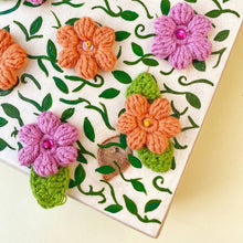 Load image into Gallery viewer, Borsa realizzata a mano con fiori all&#39;uncinetto Spisidda design
