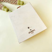 Load image into Gallery viewer, Borsa realizzata a mano con fiori all&#39;uncinetto Spisidda design
