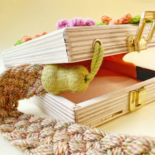 Load image into Gallery viewer, Borsa realizzata a mano con fiori all&#39;uncinetto Spisidda design
