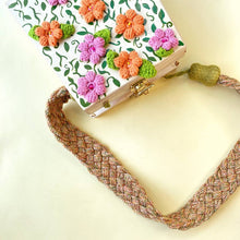 Load image into Gallery viewer, Borsa realizzata a mano con fiori all&#39;uncinetto Spisidda design
