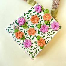 Load image into Gallery viewer, Borsa realizzata a mano con fiori all&#39;uncinetto Spisidda design
