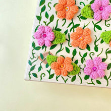 Load image into Gallery viewer, Borsa realizzata a mano con fiori all&#39;uncinetto Spisidda design
