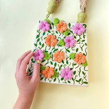 Load image into Gallery viewer, Borsa realizzata a mano con fiori all&#39;uncinetto Spisidda design
