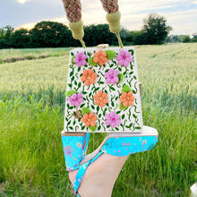 Load image into Gallery viewer, Borsa realizzata a mano con fiori all&#39;uncinetto Spisidda design
