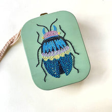 Load image into Gallery viewer, Borsa di legno artigianale fatta a mano - Scarabeo
