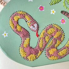 Carica l&#39;immagine nel visualizzatore di Gallery, Borsa di legno artigianale fatta a mano - Serpente
