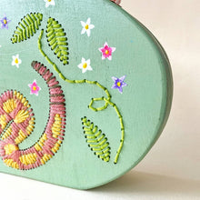 Carica l&#39;immagine nel visualizzatore di Gallery, Borsa di legno artigianale fatta a mano - Serpente

