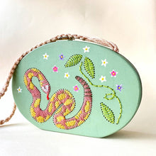 Carica l&#39;immagine nel visualizzatore di Gallery, Borsa di legno artigianale fatta a mano - Serpente
