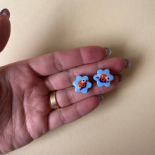 Load image into Gallery viewer, Orecchini di legno fatti a mano - mini margherite
