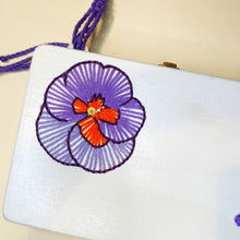 Carica l&#39;immagine nel visualizzatore di Gallery, Borsa di legno artigianale fatta a mano - Viola del pensiero
