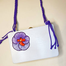 Carica l&#39;immagine nel visualizzatore di Gallery, Borsa di legno artigianale fatta a mano - Viola del pensiero

