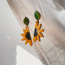 Load image into Gallery viewer, Orecchini di legno fatti a mano - Bouquet di primavera 💐 
